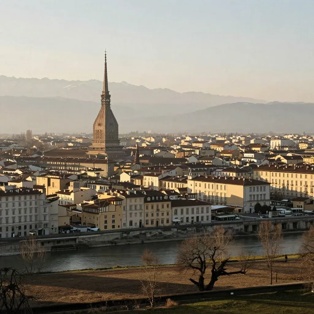 Piemonte al tramonto con la Mole Antonelliana, le Alpi e la pianura in foschia