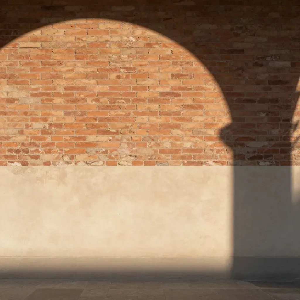 Superficie in mattone terracotta con ombra di portico, spazio vuoto per testo.